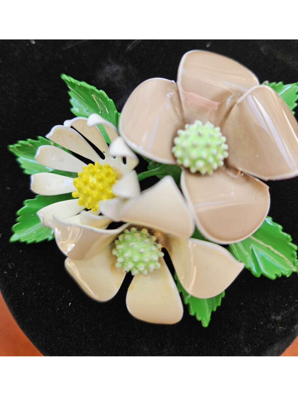 Vintage Lovely Beige Dogwood & Daisy Floral Pin Brooch, nice neutral colors